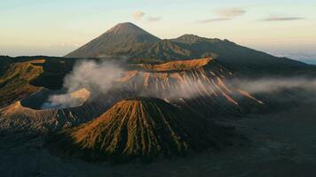 aérien Zoom vue de bromo tengger semeru volcan dans est Java video