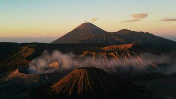 aéreo lado ver de bromo tengger semeru volcán en este Java video