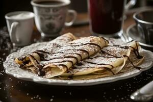 delicioso dulce crepes rociado con chocolate salsa y en polvo azúcar foto