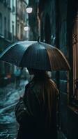 valiente el tormenta persona con paraguas en pesado lluvia foto