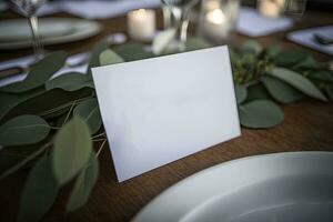 elegante blanco nombre tarjeta en eucalipto Boda mesa foto