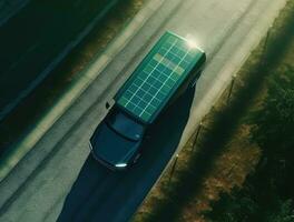 funciona con energía solar coche estacionado en la carretera en realista aéreo ver foto