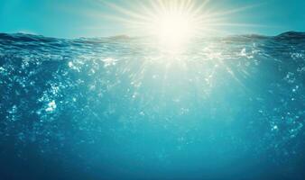 brillante azul agua superficie con luz de sol reflexiones en nadando piscina foto