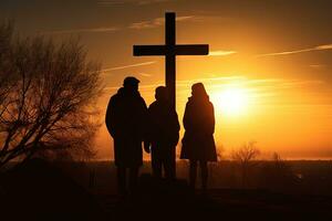 silueta de un familia admirativo un cruzar a puesta de sol foto