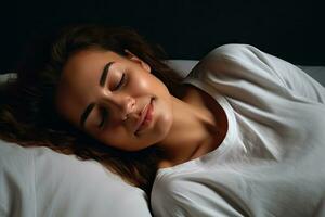 soñando en estilo joven mujer dormido cómodamente en cama foto