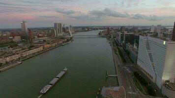 Rotterdam paysage urbain avec Erasmus pont, aérien video