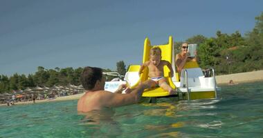 familia teniendo divertido en agua video