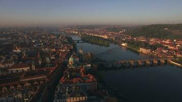 antenn se av de gammal del av prag och broar över de vltava flod på soluppgång charles bro urban landskap video