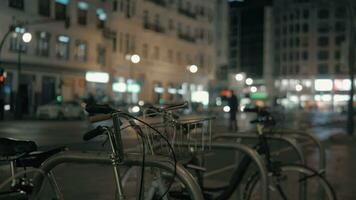 geparkt Fahrräder gegen Nacht verschwommen Stadt video
