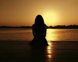 creciente meditación silencio reflexión descanso lago paisaje silencio foto zen relajación solitario mujer