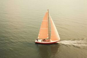 yate barco mar navegación viento velocidad navegación libertad relajación fluir romántico fotografía aéreo foto