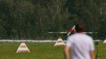 biplace des sports entraîneur avion, conçu pour initiale formation et formation de pilotes. rétro avion à un salon de l'aéronautique. soviétique avion yakovlev video