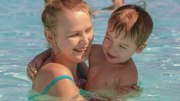 familia divertido en el nadando piscina video