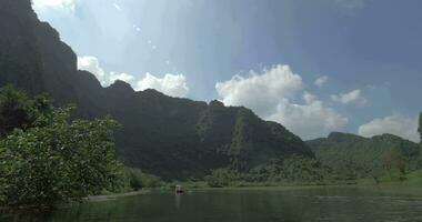 båt Turné till ser de unik natur av ha lång bukt, vietnam video