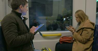 famiglia viaggi nel un' treno con digitale compresse video