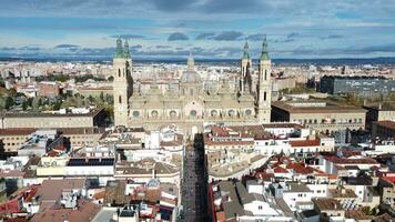 paisaje urbano de zaragoza con basílica del pilar en España, aéreo ver video