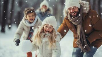 alegre familia teniendo bola de nieve lucha en invierno mundo maravilloso foto