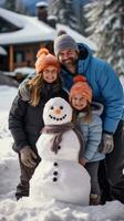 contento familia edificio monigote de nieve en frente de su hogar foto