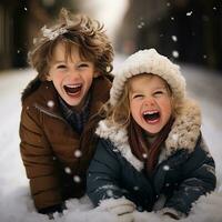 alegre hermanos teniendo divertido en el nieve foto