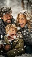 amoroso familia jugando en el nieve y haciendo recuerdos foto