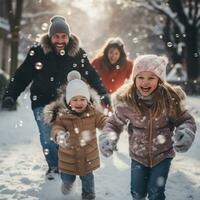 alegre familia teniendo bola de nieve lucha en invierno mundo maravilloso foto