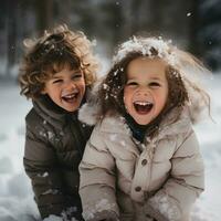 alegre hermanos teniendo divertido en el nieve foto