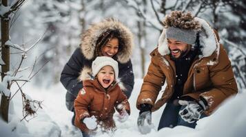 amoroso familia jugando en el nieve y haciendo recuerdos foto