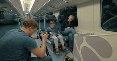 stocker haciendo imágenes de familia tren viaje video
