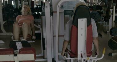 anziano donne esercizio nel fitness centro video