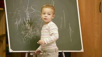 kreativ liten pojke teckning på en svarta tavlan video