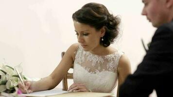 novia firma matrimonio licencia video