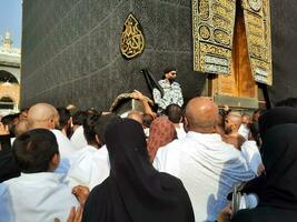 la meca, saudi arabia, ago 2023 - peregrinos desde diferente partes de el mundo cola arriba a Beso el negro Roca a masjid Alabama haram, la meca. foto