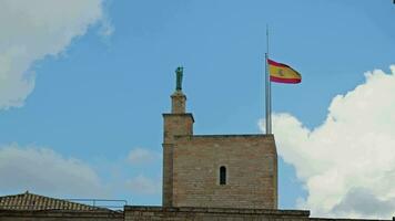 il spagnolo bandiera è volante su il antico Torre di il fortezza video