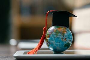 graduación gorra con tierra globo. concepto de global negocio estudiar, extranjero educativo, espalda a escuela. educación en global mundo, estudiar extranjero negocio en universidades en mundial. idioma estudiar foto