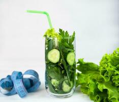 sano comida concepto. ingredientes para un sano verde zalamero en el vaso. desintoxicación foto