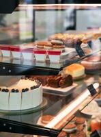 delicioso variedad de pasteles y pasteles en un vaso monitor caso en cafetería. selectivo enfocar. foto