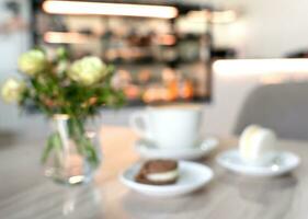 borroso imagen de mesa con café y postres en un cafetería. cafetería, panadería, confitería. Copiar espacio. foto