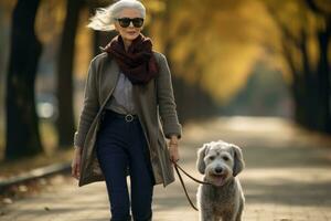 antiguo juguetón mujer caminando su perro en el parque en otoño día, ai generado foto