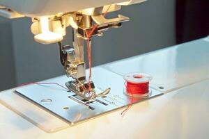moderno de coser máquina trabajando partes. foto