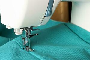 moderno de coser máquina y turquesa tela foto
