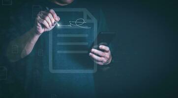 el persona conmovedor el virtual pantalla a firmar un documento digitalmente, digital transformación administración concepto Internet de cosas, grande datos y negocio procesos, automatizado operaciones, datos almacenamiento foto
