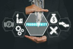 productividad concepto, mujer de negocios mano participación productividad icono en virtual pantalla. foto