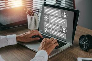 charla gpt concepto, empresario trabajando en ordenador portátil computadora con charla gpt icono en virtual pantalla. foto