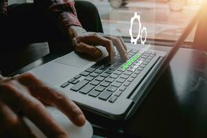 actualizar Progreso concepto, persona esperando para instalando actualizar proceso con cargando bar icono en virtual pantalla en ordenador portátil computadora. foto