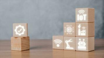 iot Internet de cosas, de madera cubo bloquear con Internet de cosas icono con Copiar espacio, digital transformación, moderno tecnología concepto. foto