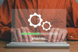 actualizar Progreso concepto, persona esperando para instalando actualizar proceso con cargando bar icono en virtual pantalla en ordenador portátil computadora. foto