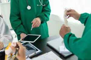 el médico Uniones un reunión con el del cirujano equipo a discutir un plan para cáncer cirugía después el médico equipo detecta cáncer. colaborativo concepto de un equipo de doctores y cirujanos en cirugía. foto