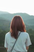 espalda escena de mujer solo con sensación solitario y Deprimido en borroso antecedentes de hermosa naturaleza paisaje . concepto de mujer quien tenido a ser solo en pasado estaba Deprimido cuando ella encontrado problemas foto