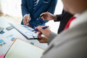 empresarios y inversores atender el reunión discutir dar Consejo y consultar con cada otro acerca de negocios ellos tener invertido en juntos. consulta y Consejo Entre empresarios y inversores foto