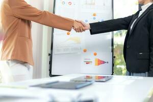 Businessmen and investors shake hands after attending  meeting with advisory team after receiving advice from  advisory team about jointly invested business. Businessmen Team handshake concept photo